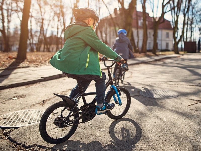 Zwei Jungen fahren Fahrrad.