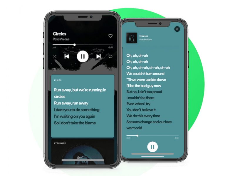 Smartphone mit geöffneter MusikApp zeigt Songtext an, vor grünem Kreis auf weißem Hintergrund