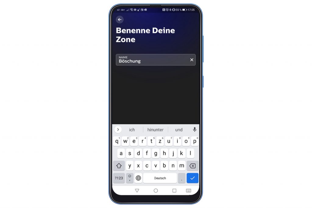 Smartphone mit geöffneter App und Buchstabeneingabe