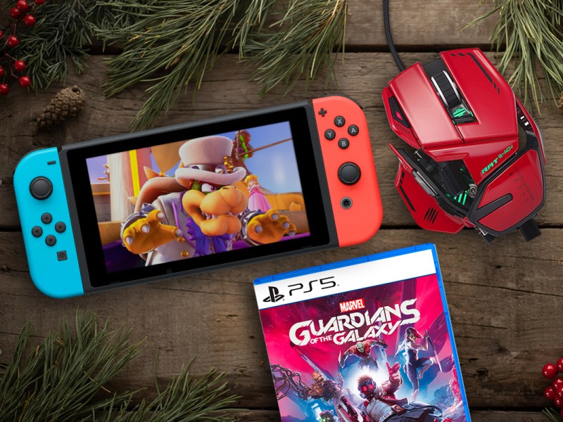 Nintenso Swich, Gaming Mouse und PS5-Spiel auf einem weihnachtlichen Holztisch.
