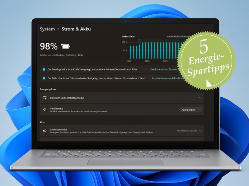 Geöffnetes Notebook von vorne zeigt Energie-Einstellungen, im Hintergrund blaue Schleife auf hellem Grund