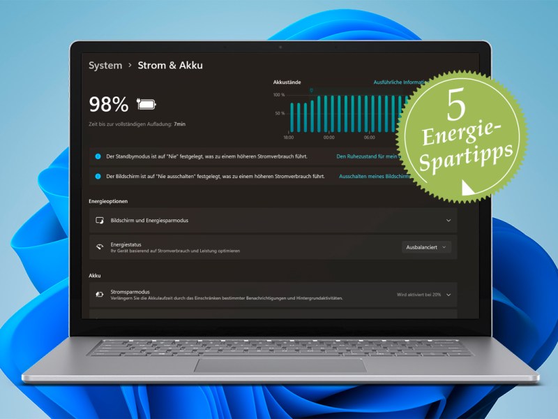 Geöffnetes Notebook von vorne zeigt Energie-Einstellungen, im Hintergrund blaue Schleife auf hellem Grund