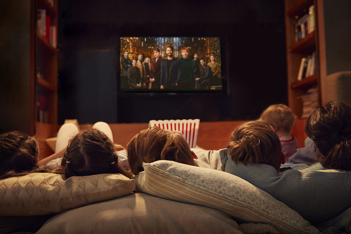 Eine Familie schaut einen Film im Fernsehen.