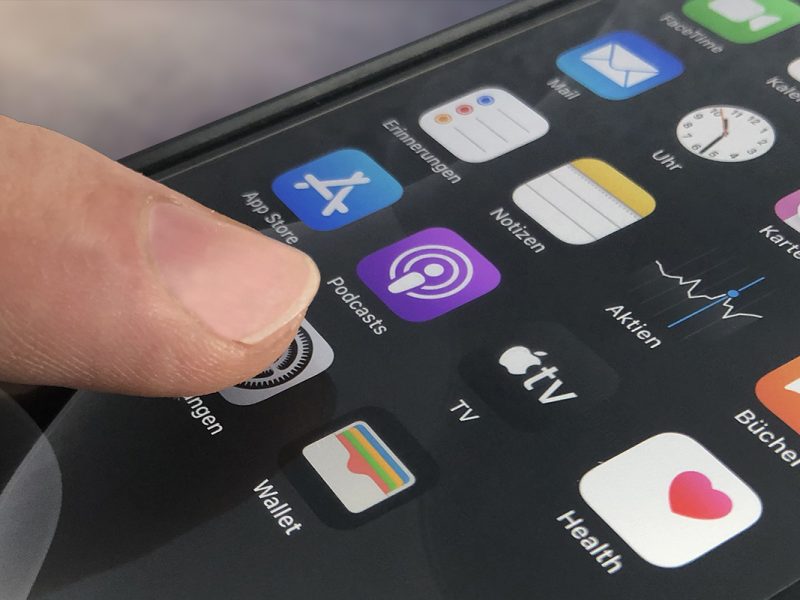 Finger drückt App Einstellungen auf iPhone Screen