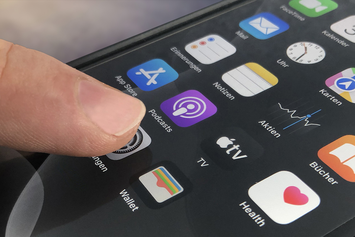 Finger drückt App Einstellungen auf iPhone Screen
