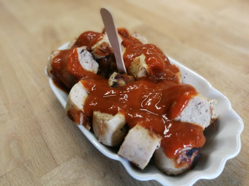 Schale mit Currywurst