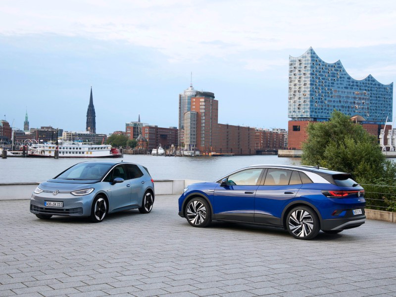 zwei Elektrofahrzeuge von Volkswagen vor der Elphi in Hamburg