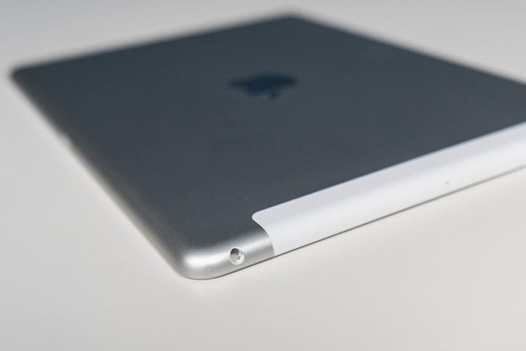 Apple iPad liegt auf Display schräg von oben