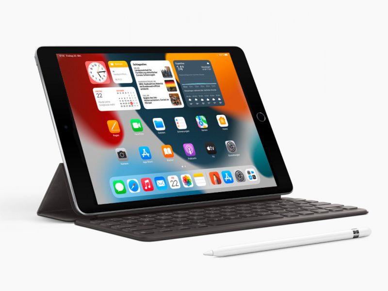 Tablet mit Tastatur und Ständer schräg von vorne auf weißem Hintergrund