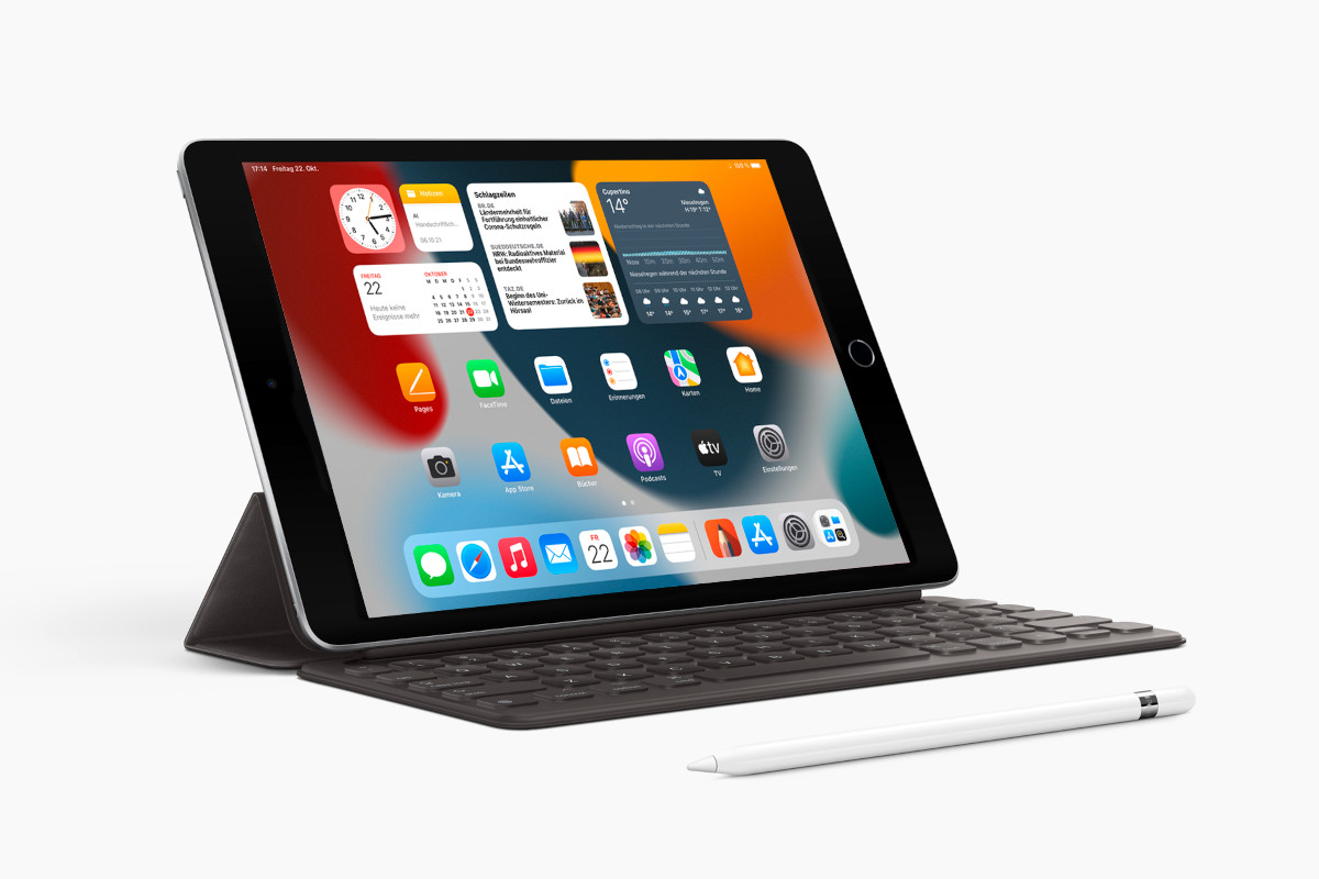 Tablet mit Tastatur und Ständer schräg von vorne auf weißem Hintergrund