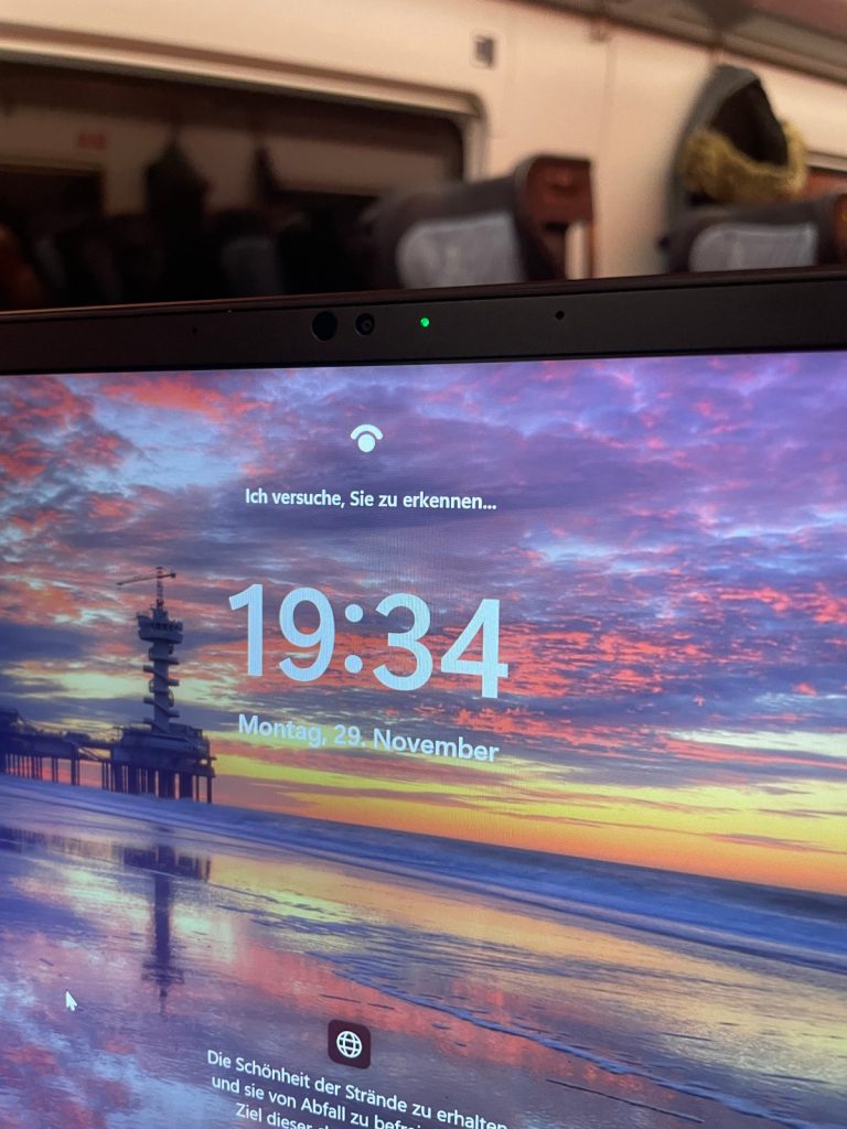 Bunter Startbildschirm von Laptop
