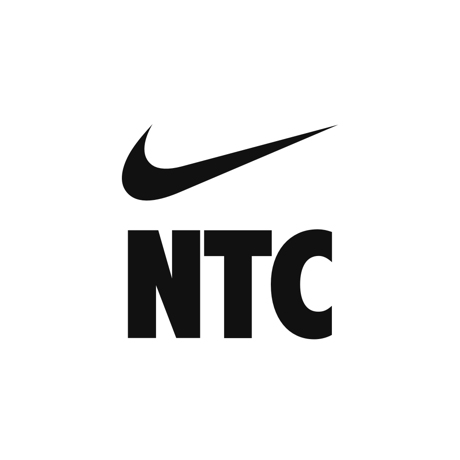 Weißes Icon mit den Buchstaben NTC unter Haken-Logo von Nike