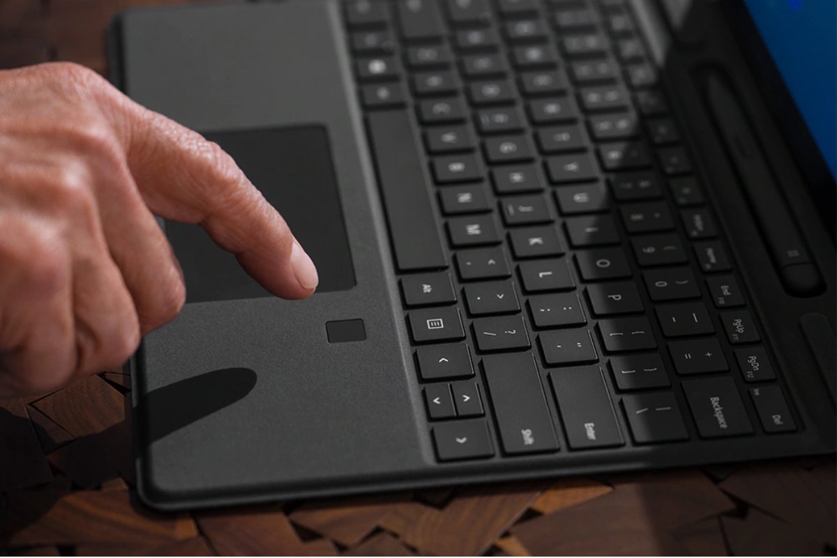 Eine männliche Hand tippt auf eine Tastatur.