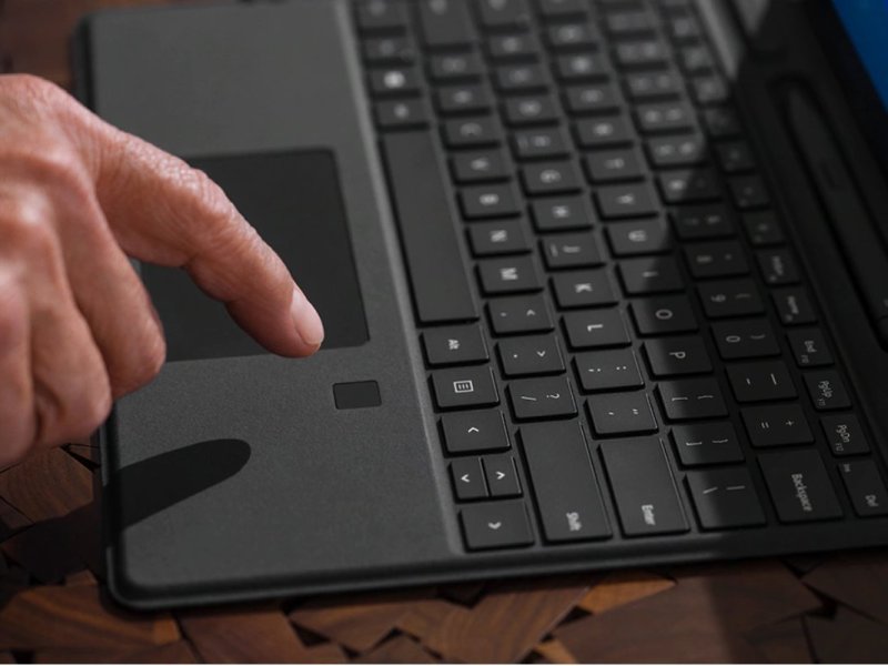 Eine männliche Hand tippt auf eine Tastatur.