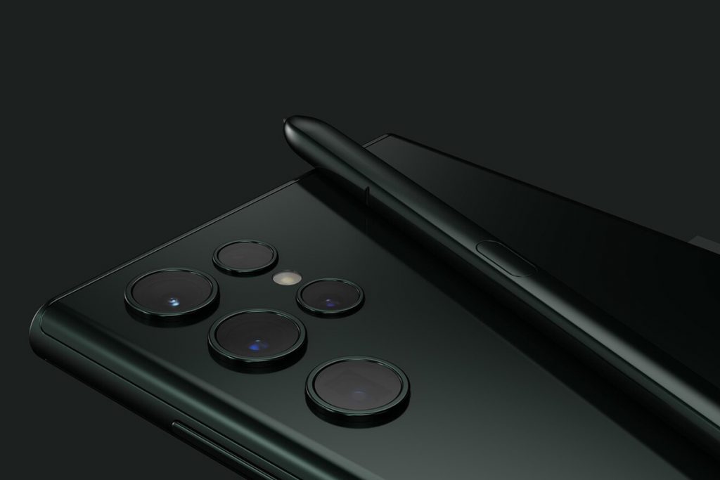 Das Smartphone Samsung Galaxy S22 Note komplett in dunkelgrün mit Bildschirm-Bedienstift (S-Pen). der auf dem Display liegt