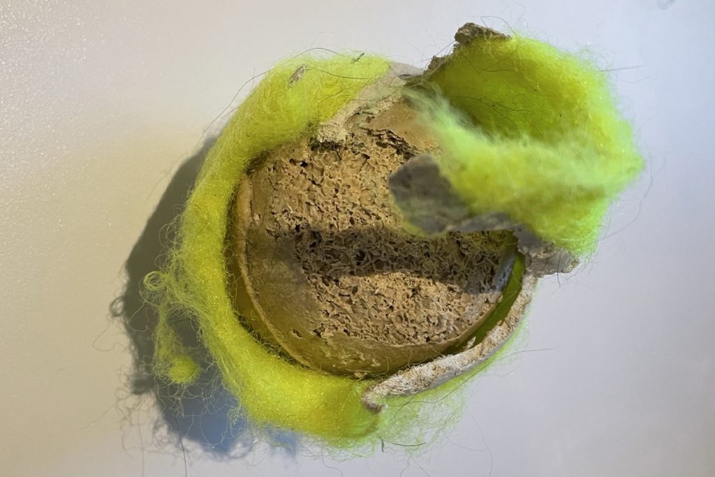 Zerfetzter Tennisball