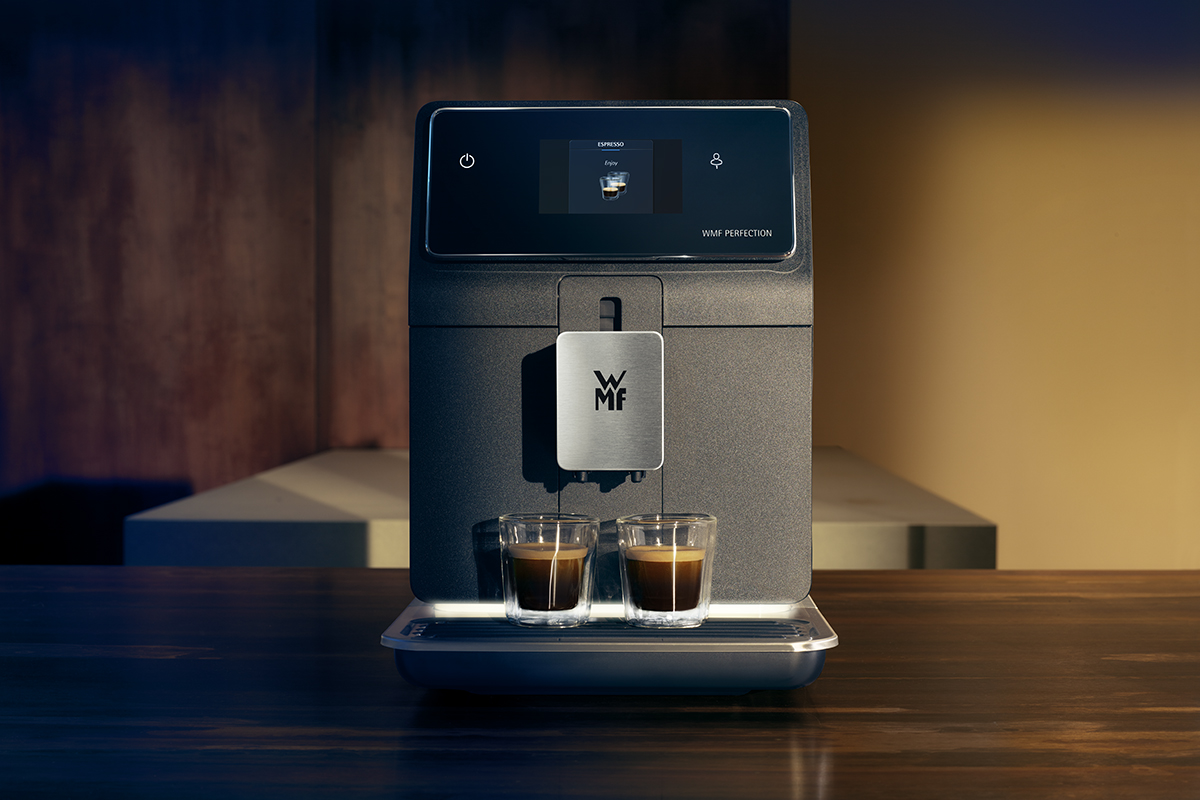 WMF Kaffevollautomat Perfection 880L beim Brühen von zwei Tassen Espresso.