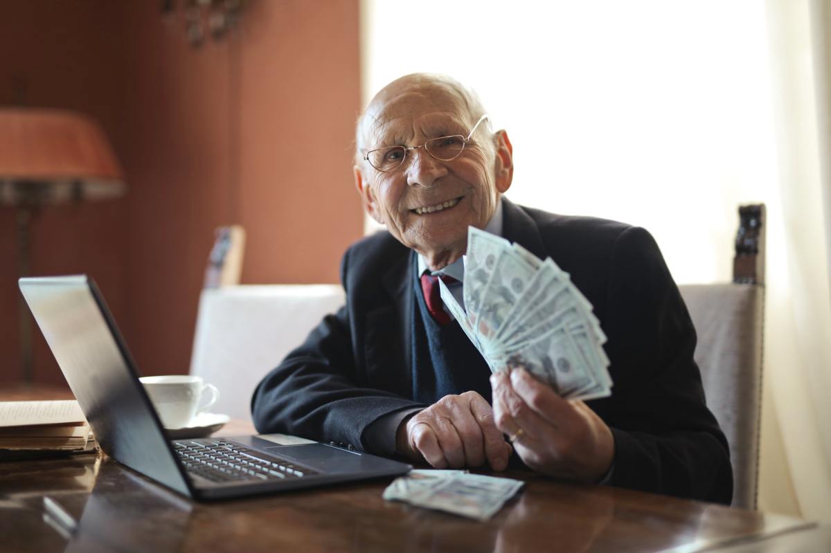 Älterer Herr mit Geldscheinen
