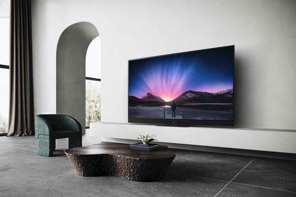 Ein OLED-TV von Panasonic an einer Wand.