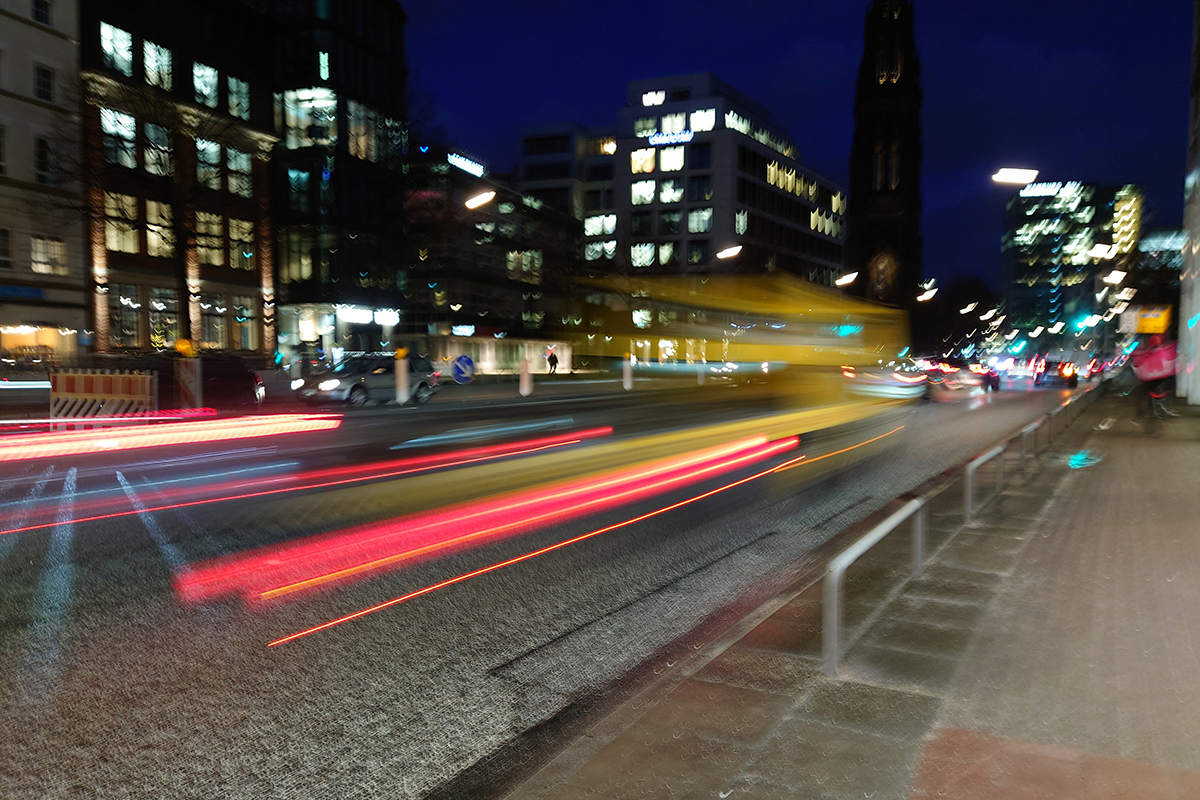 Sony Xperia 5 III und Xperia 1 III Foto bei Nacht mit Leuchtstreifen