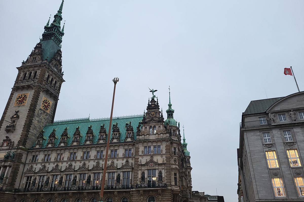 Aufnahme von einer Skulptur auf dem Rathaus