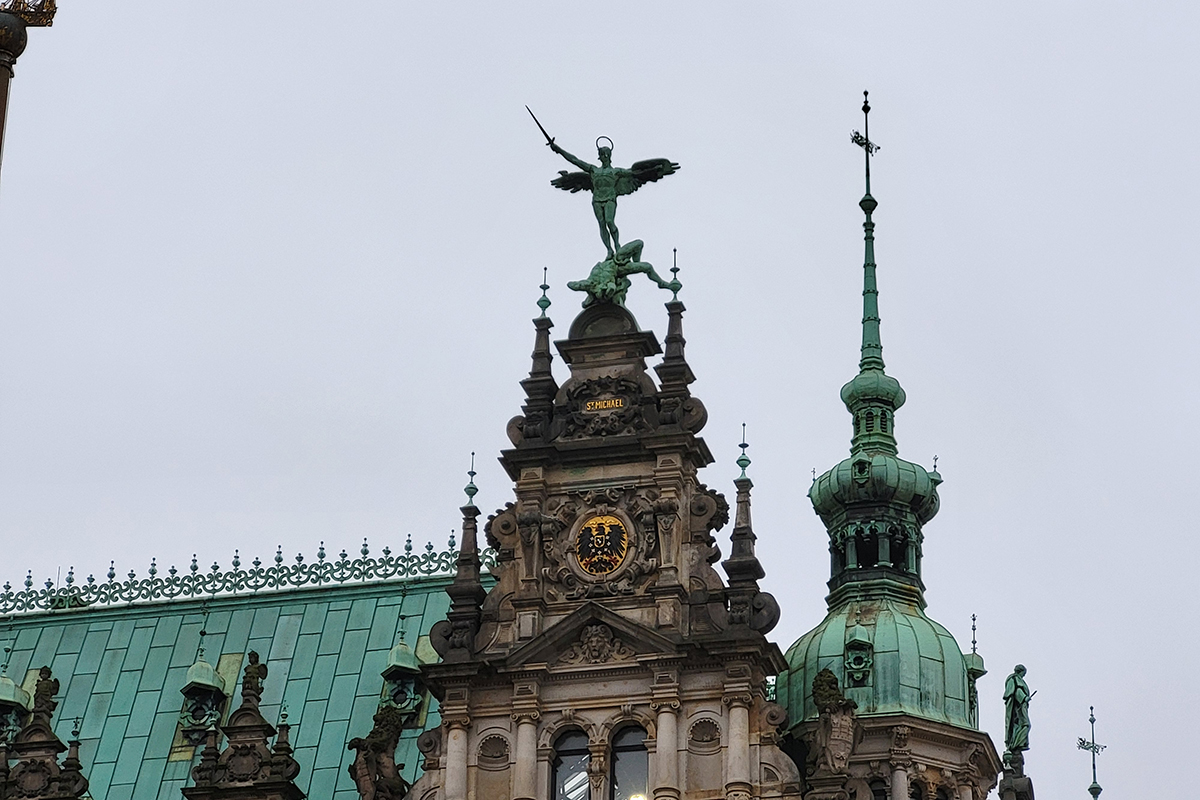 Aufnahme von einer Skulptur auf dem Rathaus