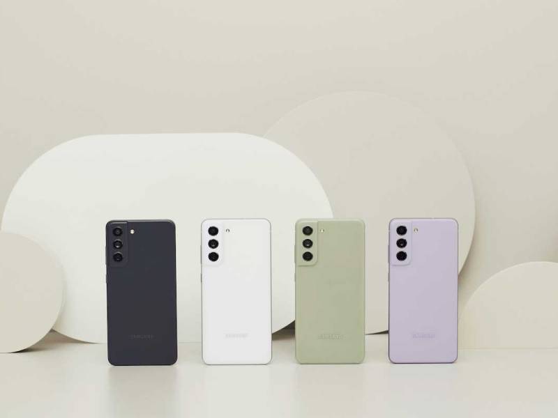 Vier Smartphones nebeneinander