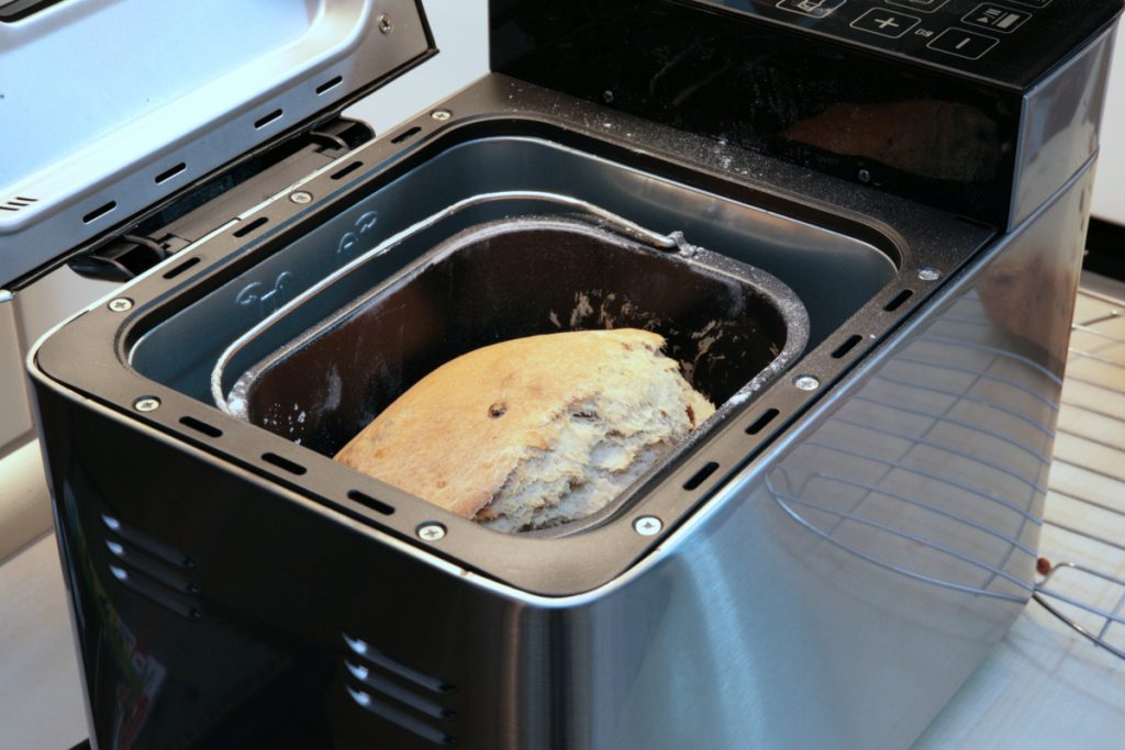 Geöffneter Brotbackautomat schräg von oben mit gebackenem Brot darin