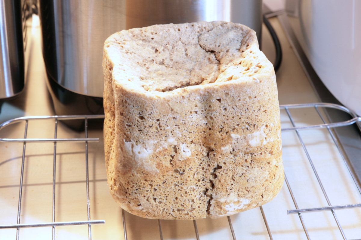 Helles Brot steht, von der Seite mit Rissen auf Rost