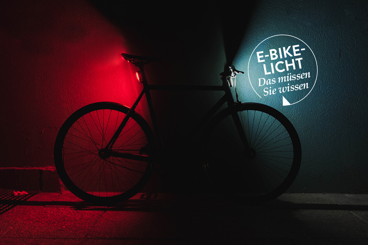 E-Bike mit eingeschaltetem Vorder- und Rücklicht bei Nacht