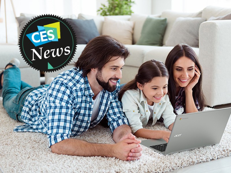 Eine Familie vor einem Laptop.