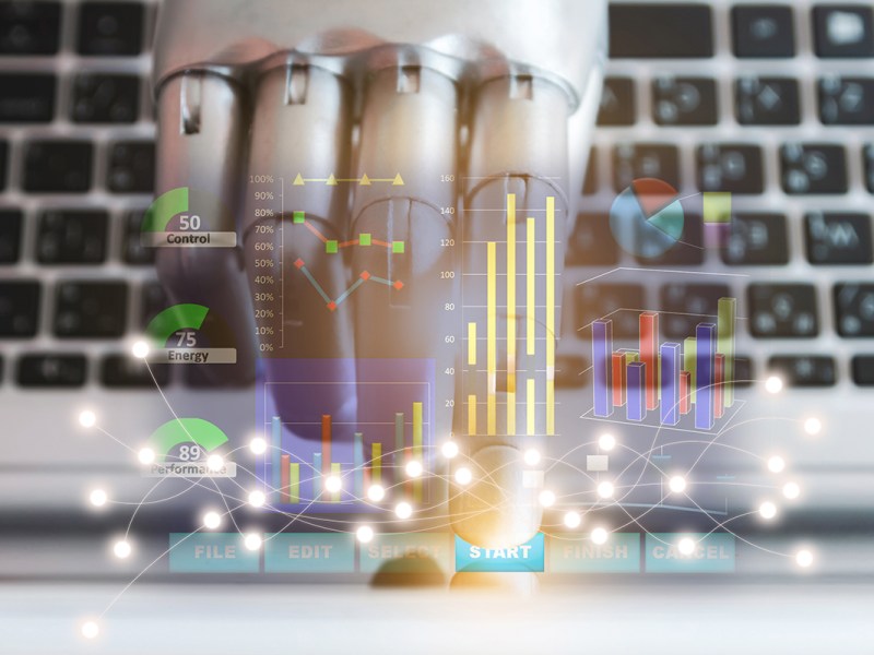Roboterhand drückt Startknopf