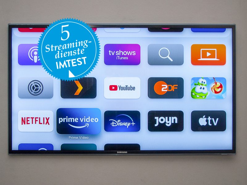 Fernseher an Wand mit verschiedenen Streaming-App-Icons