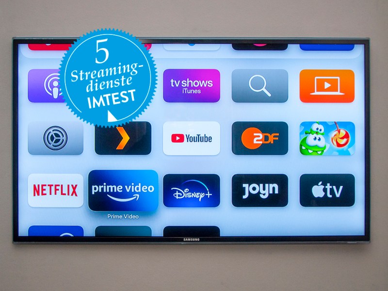 Fernseher an Wand mit verschiedenen Streaming-App-Icons
