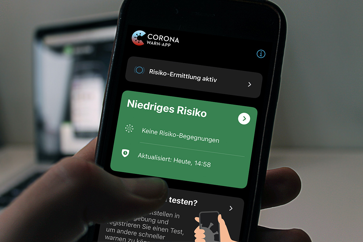 Auf einem Smartphone-Bildschirm sieht man den Home-Screen der Corona Warn-App