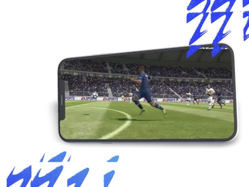 Ein Smartphone auf dem das Spiel Fifa Mobile läuft