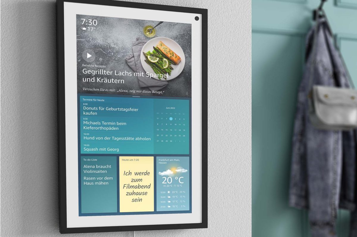 Der Echo Show 15 hängt an einer Wand