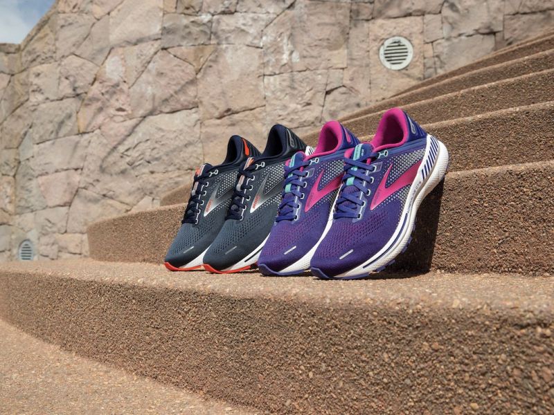 Laufschuhe liegen auf einer Treppe