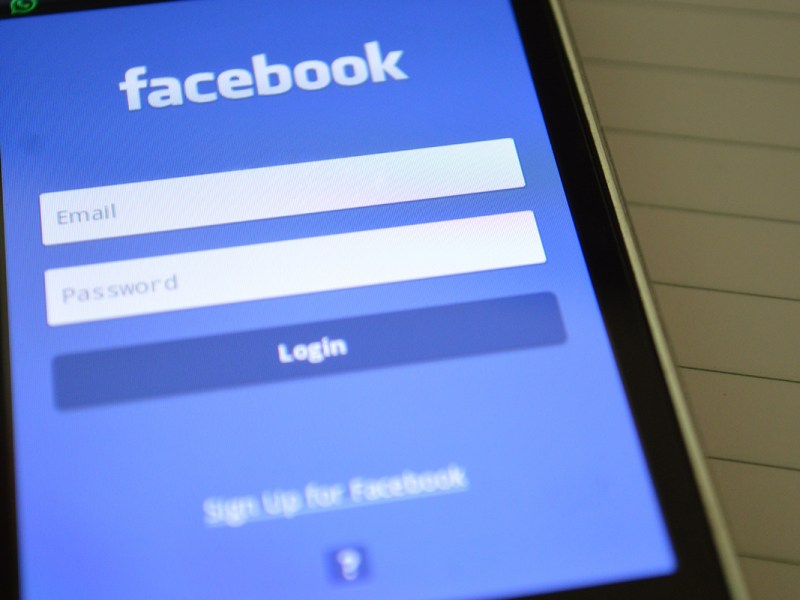 Facebook: Mit versteckter Option Nummer und E-Mail löschen