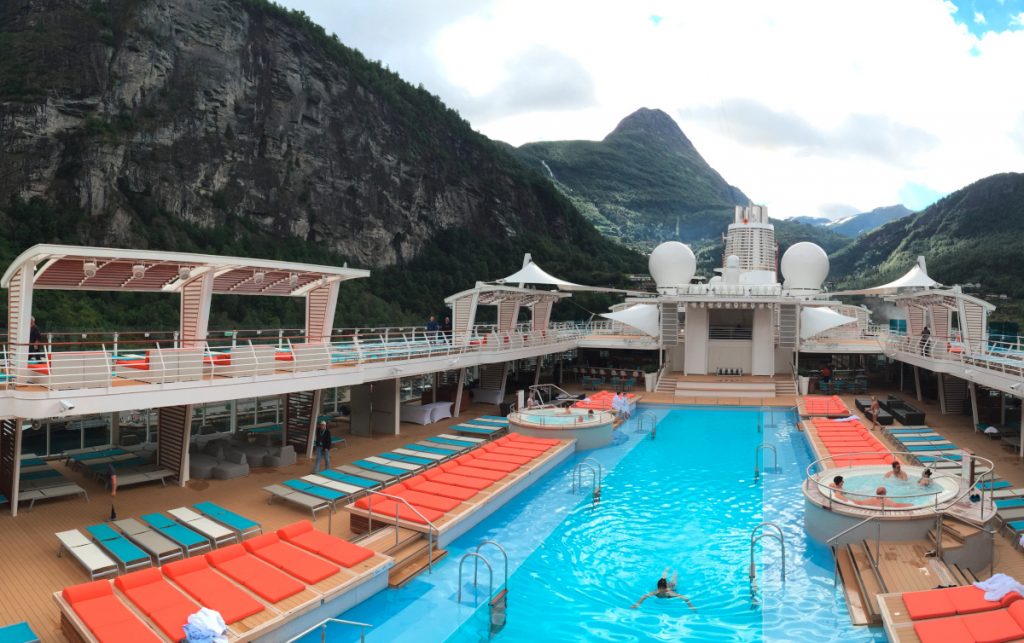 Foto auf langen Pool auf Schiffsdeck; im Hintergrund Berge