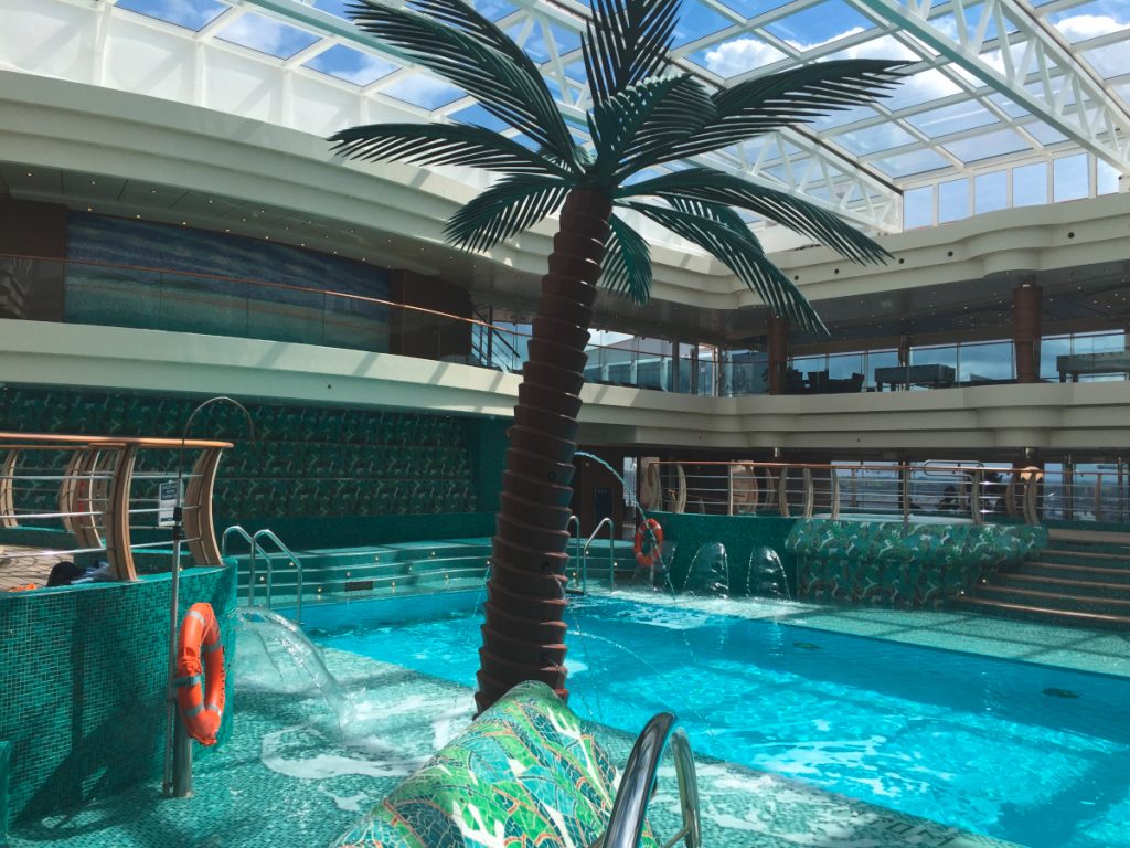 Pool mit Palme und Glasdach