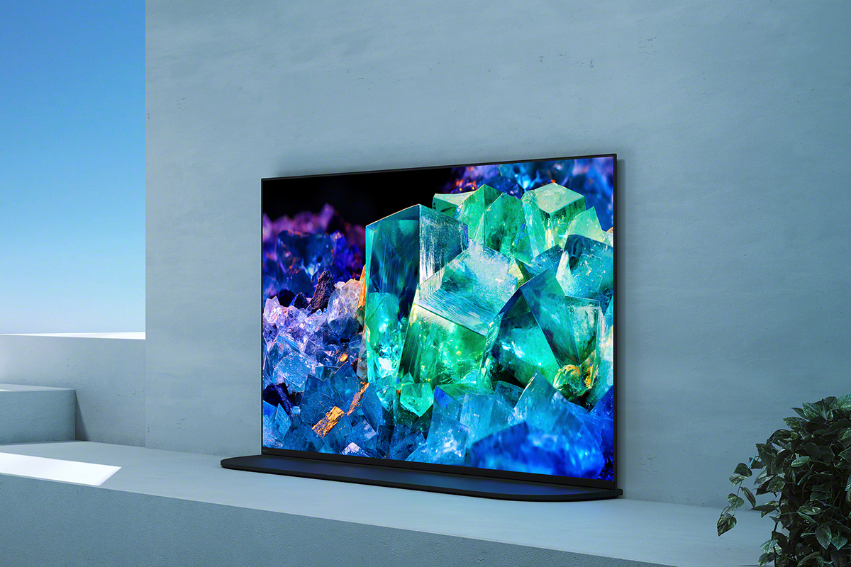 Der 65-Zoll große TV Sony Bravia A95K65 lässt sich wahlweise auf einen Standfuß stellen – wie auf dem Bild zu sehen ist – oder an die Wand hängen.