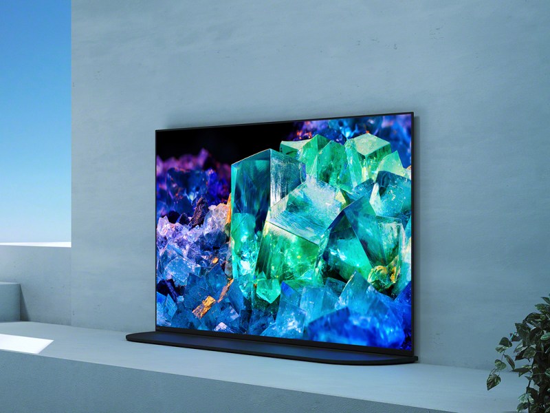 Der 65-Zoll große TV Sony Bravia A95K65 lässt sich wahlweise auf einen Standfuß stellen – wie auf dem Bild zu sehen ist – oder an die Wand hängen.
