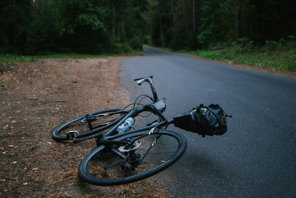 Ein Fahrrad liegt nach einem Unfall auf der Straße.