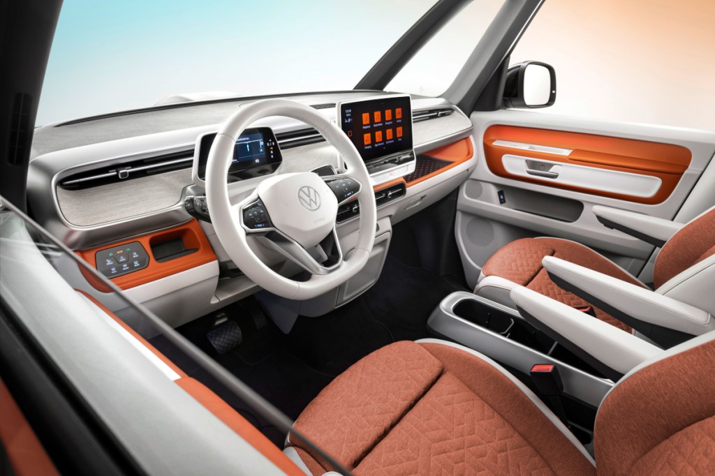 Helles Cockpit mit orangenen Elementen vom VW ID.Buzz