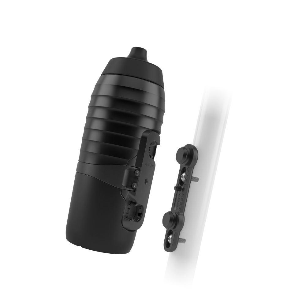 Schwarze Trinkflasche mit Befestigung
