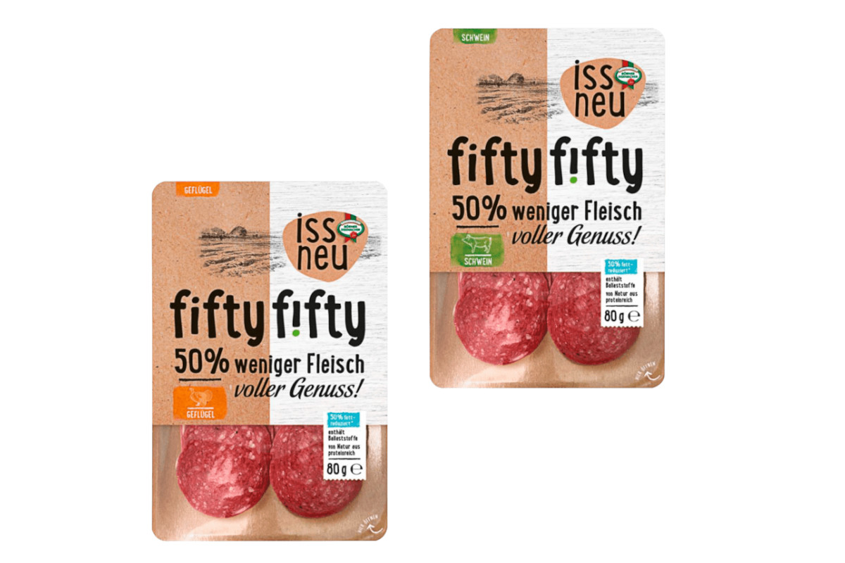 Zwei Packungen Salami nebeneinander "fifty:fifty" auf weißem Hintergrund