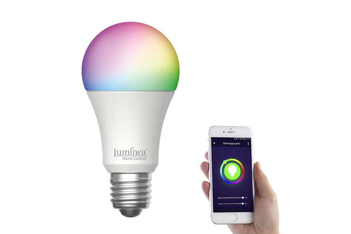 Leuchte in Kolbenform in verschieden leuchtenden Farben, daneben Hand, die Smartphone mit geöffneter App hält auf weißem Hintergrund