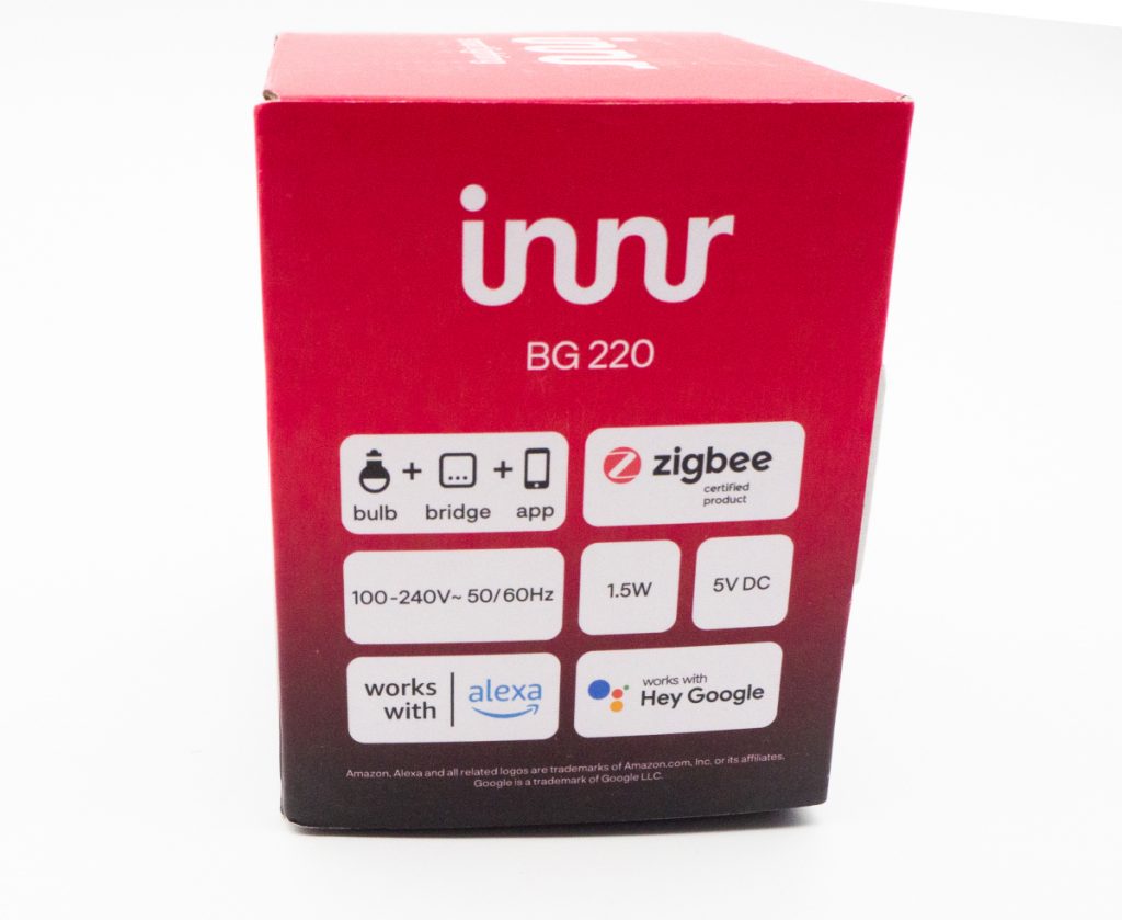 Roter Karton mit Innr-Logo und vielen rechteckigen Stickern mit unterschiedlichen Symbolen zur Technik