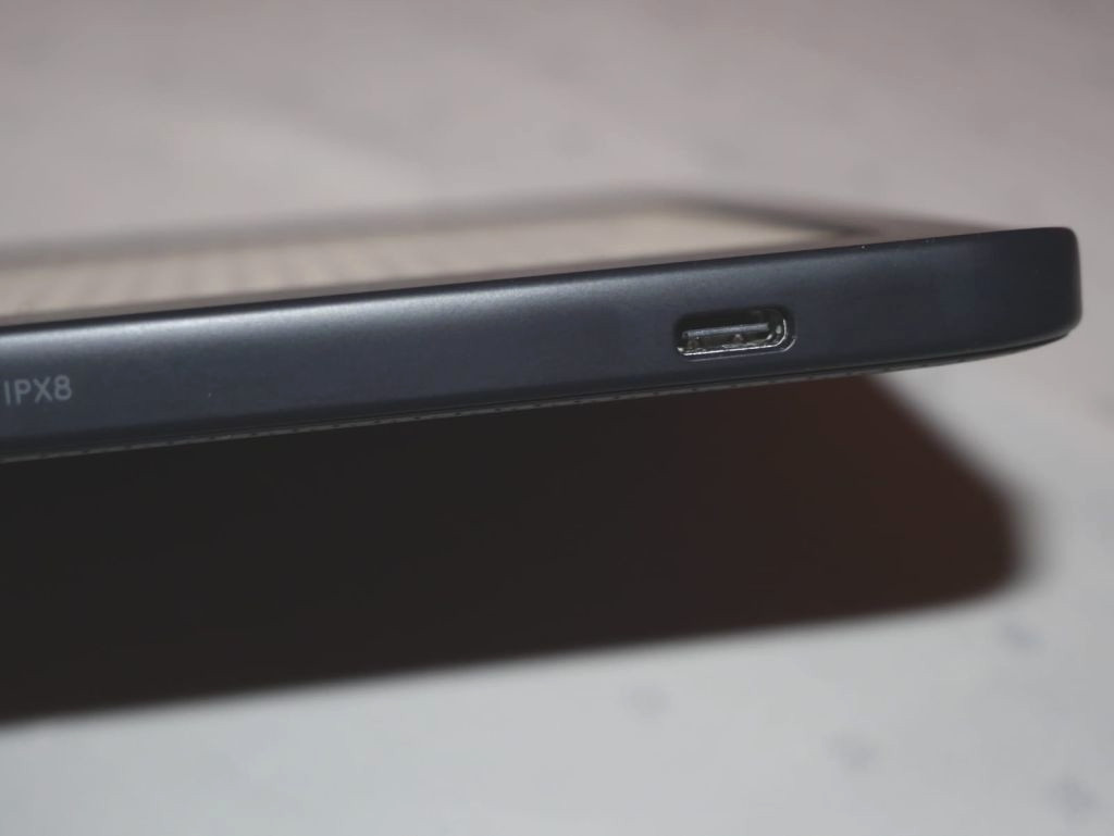Detail Kante eBook-Reader mit USB-C-Anschluss